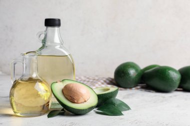 Arka planda avokado yağı sürahisi