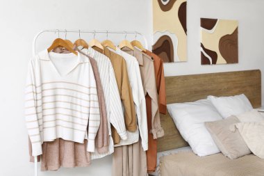 Modern yatak odasının iç kısımlarında giysilerle doldur.