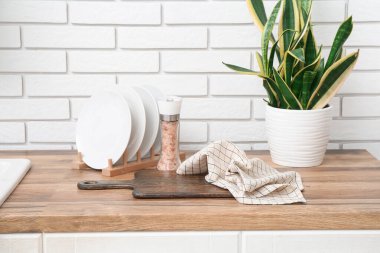 Mutfaktaki tezgahta kareli peçete var. Yakın çekim.