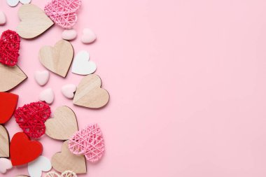 Pembe arka planda farklı kalp şekilli dekorlar. Sevgililer Günü kutlaması