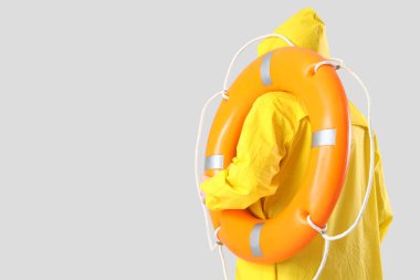 Kurtarma halkalı erkek denizci arka planda, arka planda.