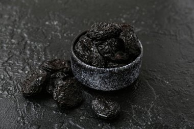 Siyah arka planda kuru erikli kase