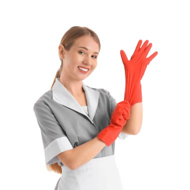 Beyaz arka planda lastik eldivenli güzel oda hizmetçisi.