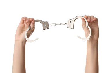 Beyaz arka planda kelepçelenmiş kadın elleri