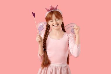 Pembe arka planda asası olan sevimli kızıl saçlı peri.