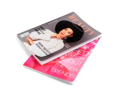 Beyaz arkaplanda izole edilmiş farklı dergiler