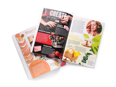 Beyaz arkaplan, üst görünümde izole edilmiş dergileri aç