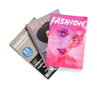 Beyaz arka plan ve üst görünümde izole edilmiş birçok farklı dergi