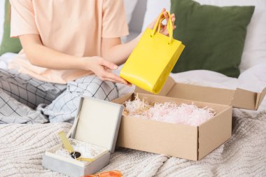 Genç moda blogcusu evde yeni moda çanta ve kol saati açıyor.
