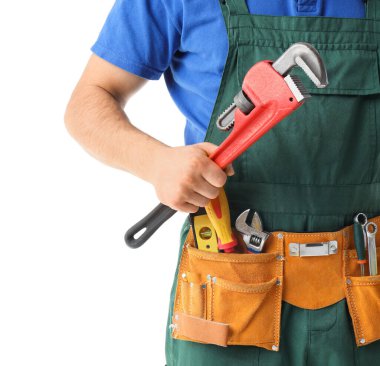 İngiliz anahtarı ve profesyonel aletlere sahip erkek inşaat işçisi beyaz arka planda izole edilmiş, yakın plan