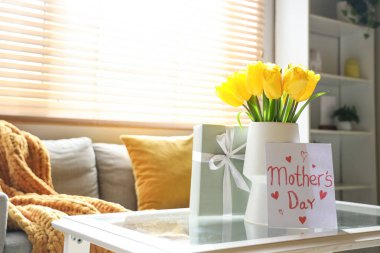 Laleli vazo, Anneler Günü kartı ve oturma odasındaki masada hediye.