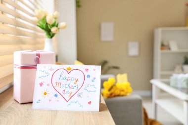 Anneler Günü kartı. Odadaki rafta hediye kutusu var. Yakın plan.