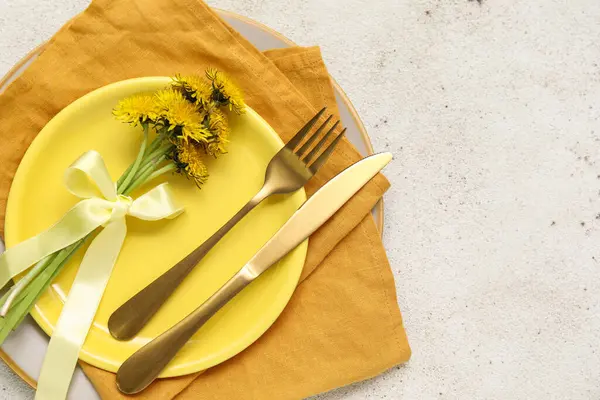 Beyaz arka planda karahindiba çiçekleri olan güzel bir masa.