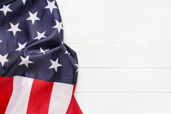 Флаг США на светлом деревянном фоне, крупный план. Праздник памяти