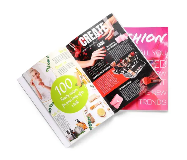 Beyaz arkaplan, üst görünümde izole edilmiş dergileri aç