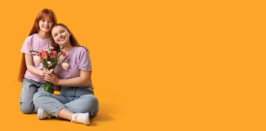 Sarı arka planda çiçekli mutlu kızıl kadın ve kızı mesaj atmak için yer açmışlar. Anneler Günü kutlaması