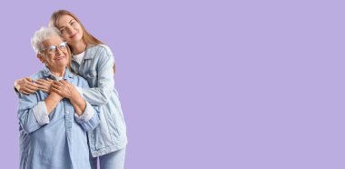 Mutlu son sınıf öğrencisi kadın ve torunu mesaj atmak için yeri olan leylak arka planda sarılıyorlar.