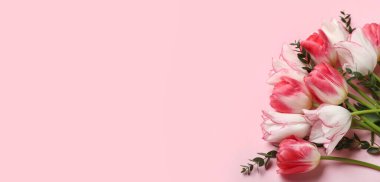 Pembe arkaplanda güzel çiçekler ve metin için boşluk