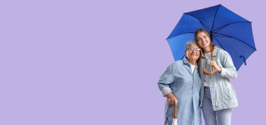 Mutlu son sınıf öğrencisi ve şemsiyeli torunu eflatun arkaplanlı ve mesaj için yeri olan