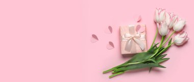 Güzel laleler, hediye ve kalpler pembe zemin üzerinde metin için yer, üst görünüm