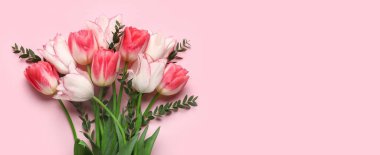 Pembe zemin üzerinde güzel lale çiçekleri metin ve üst görünüm için boşluk