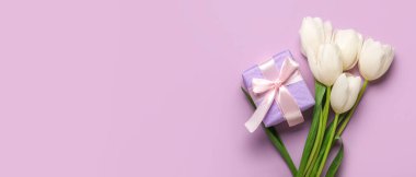 Güzel lale çiçekleri ve eflatun arkaplan üzerinde hediye metin için alan, üst görünüm