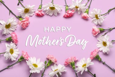 Anneler günü için içinde güzel çiçekler olan tebrik kartı.