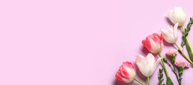 Metin ve üst görünüm için alanı olan leylak arkaplan üzerinde güzel çiçekler