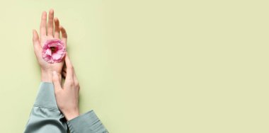 Yeşil zemin üzerinde kadın elleri ve çiçek metin için boşluk, üst görünüm