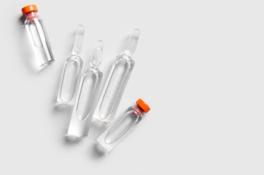 Hafif arka planda tıbbi ampule