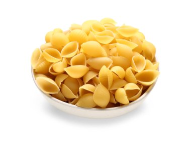 Beyaz arka planda çiğ koni makarnalı kase