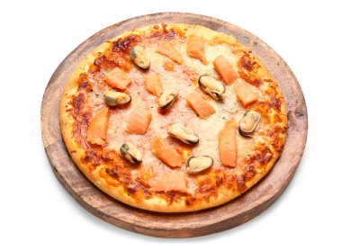 Beyaz arka planda izole edilmiş lezzetli deniz mahsullü pizza tabağı.