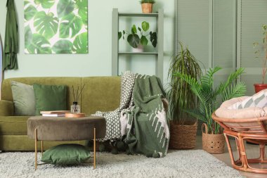 Koltuğu ve koltuğu olan şık bir oturma odası.