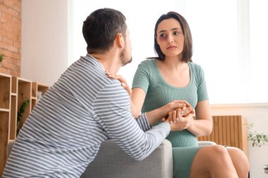 Koca, yaralı hamile karısına kendisini evde affetmesi için yalvarıyor. Aile içi şiddet kavramı