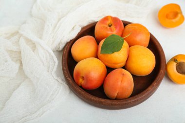 Beyaz masada taze kayısı tabağı.