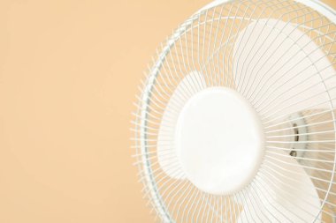 Bej arka planda modern elektrik vantilatörü