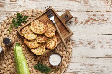 Hafif ahşap arka planda ekşi kremalı lezzetli kabaklı börek.
