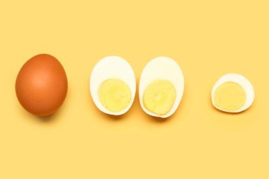 Sarı arka planda lezzetli haşlanmış yumurta.