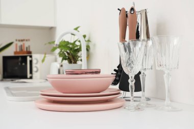 Mutfaktaki tezgahta temiz pembe tabaklar, yakın plan.