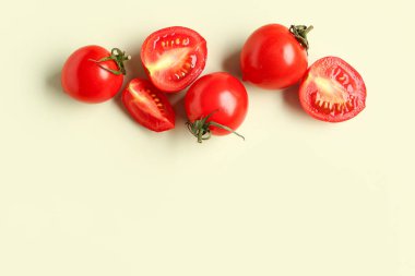 Açık yeşil arka planda taze kiraz domatesleri