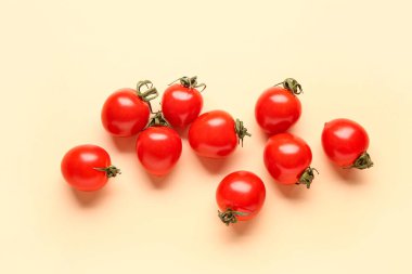 Turuncu arka planda bir sürü taze vişneli domates