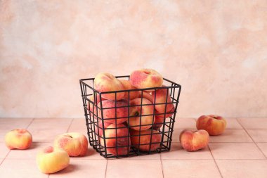 İncirli sepet pembe fayanslı şeftali