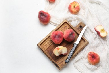 Beyaz arka planda tatlı incir şeftalili ahşap tahta.