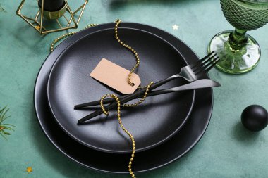 Yeşil arka planda Noel kutlaması için güzel bir masa.