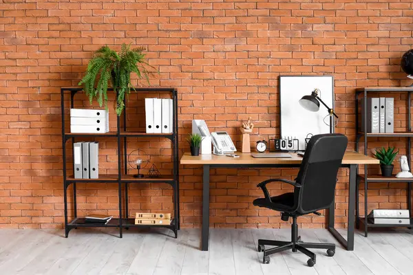 Çalışma yeri ve raf üniteleriyle birlikte ofis içi