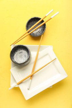 Sarı arkaplanda Çin sofra takımı