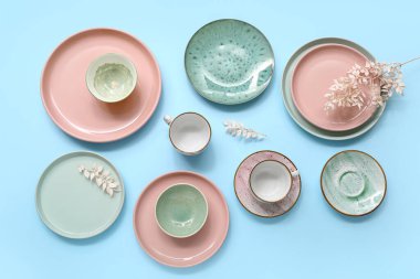 Mavi arkaplanda güzel masa ayarları