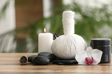 Güzel bir spa kompozisyonu ve ahşap masada yanan bir mum.