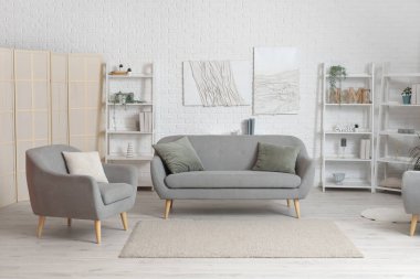 Koltuğu, koltuğu ve raf ünitesi olan bir oturma odası.