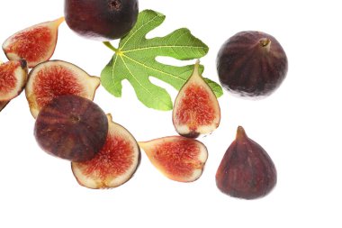 Beyaz arka planda taze incir ve yaprak uçuşuyor.